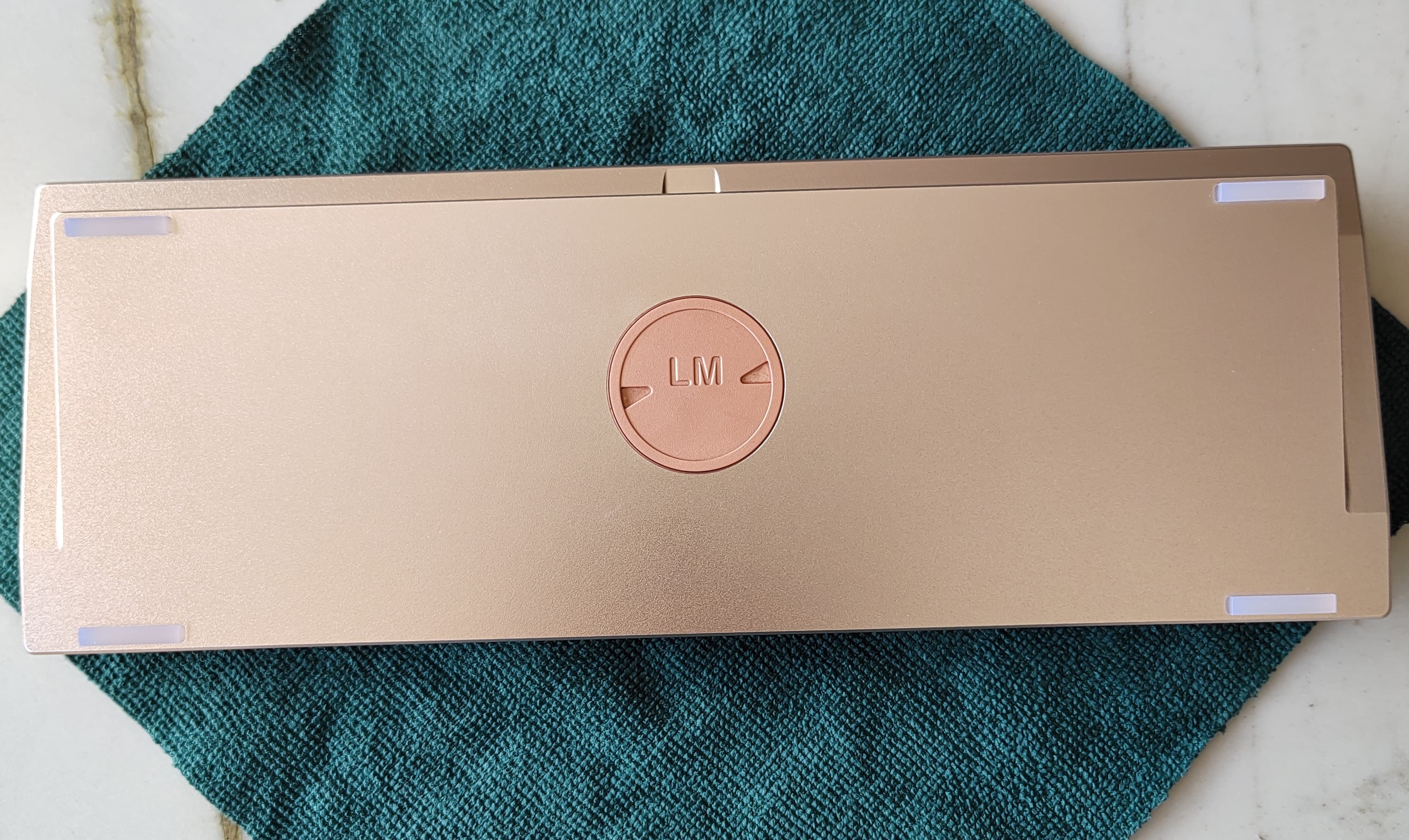 LM65 V3 - A 65% screwless, simple silicone mount and plateless option image 2