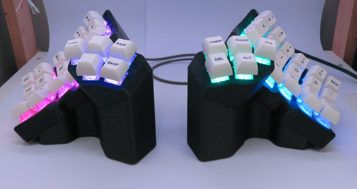 Scylla - a modern, compact ergonomic split keyboard image 3