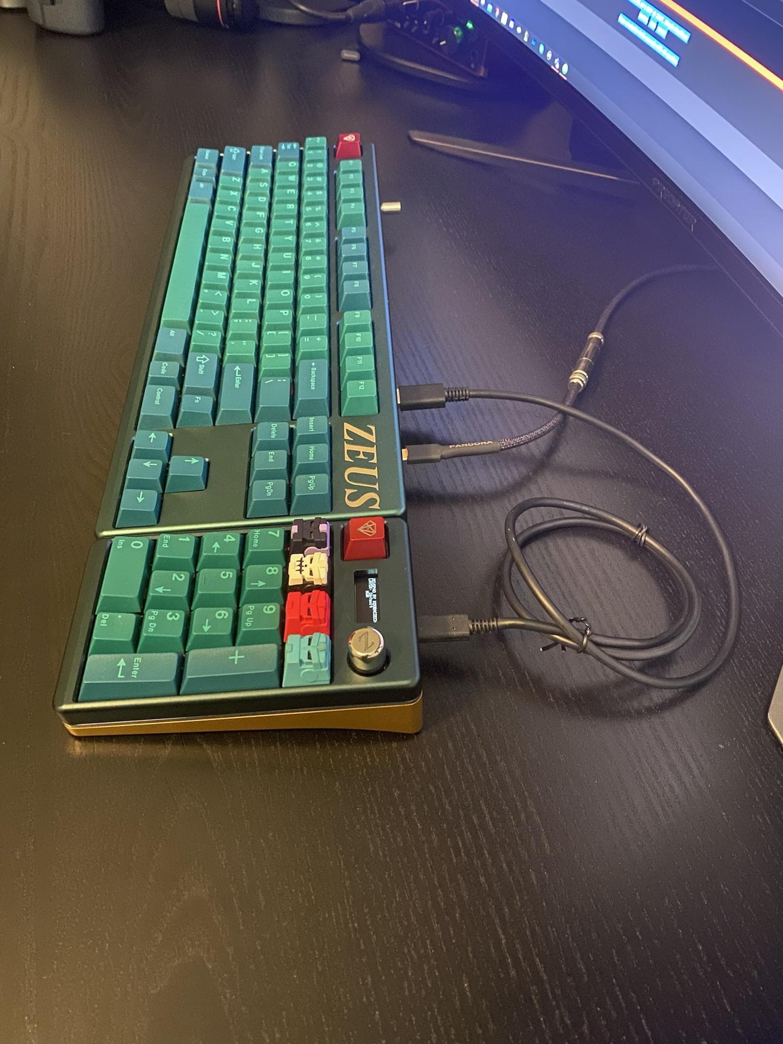 ZEUS Wireless TKL - New Badge and Deskmat Collab! image 27