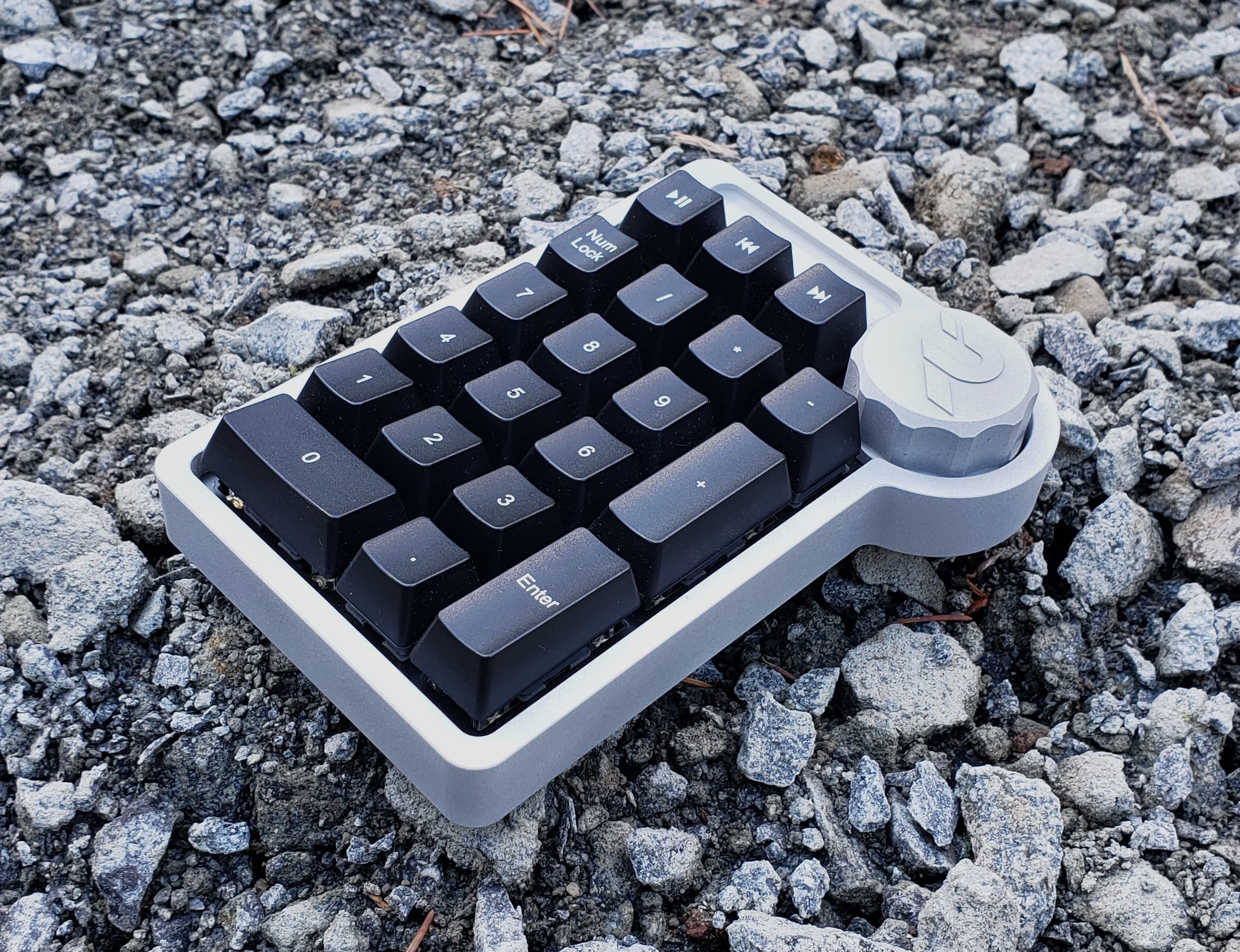 RM-Numpad: A numpad with an aluminum case and big 'ol knob. image 2
