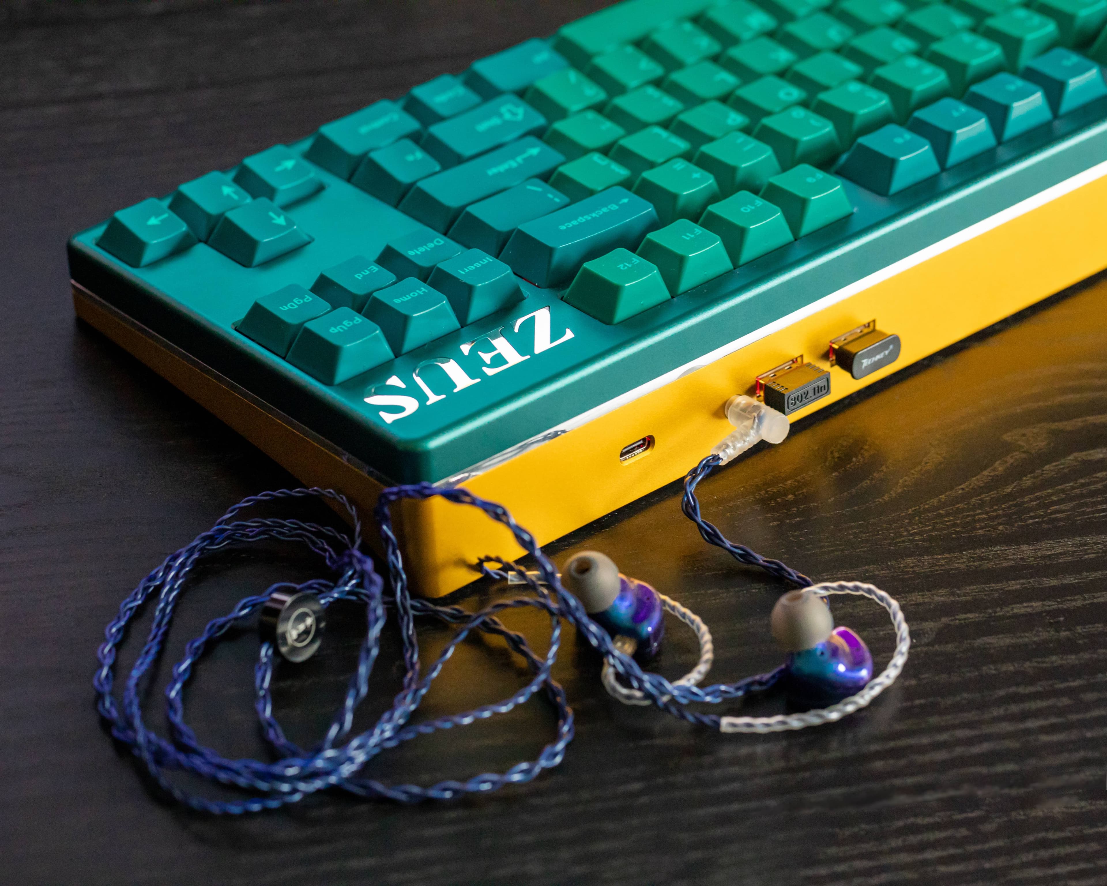 ZEUS Wireless TKL - New Badge and Deskmat Collab! image 5