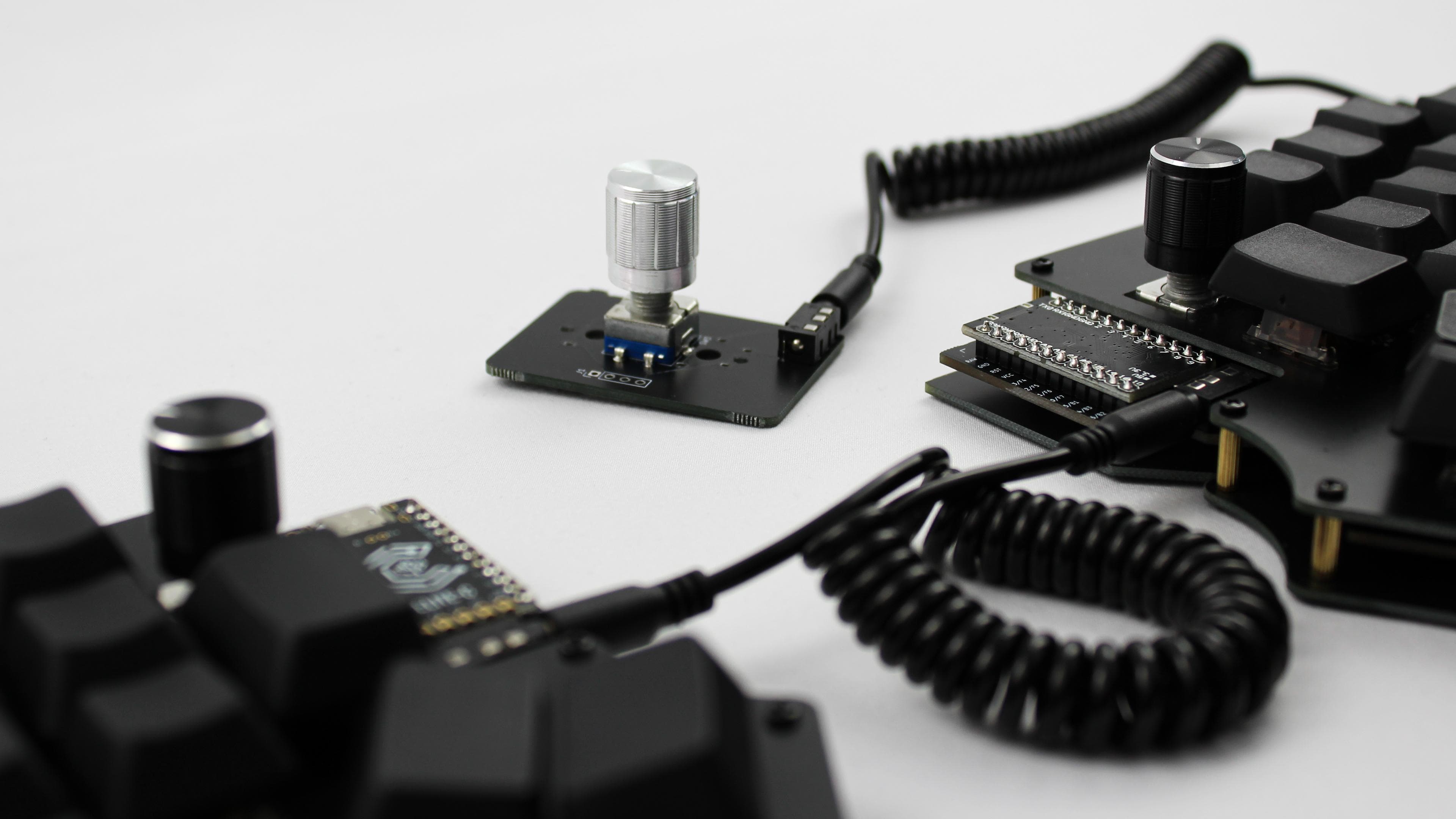 Lotus - A 40% split columnar stagger keyboard with satellites - Update 5/8 image 5