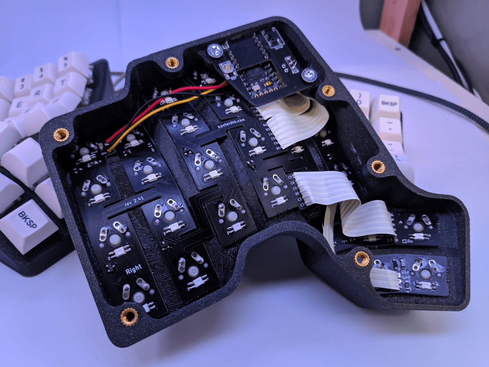 Scylla - a modern, compact ergonomic split keyboard image 2