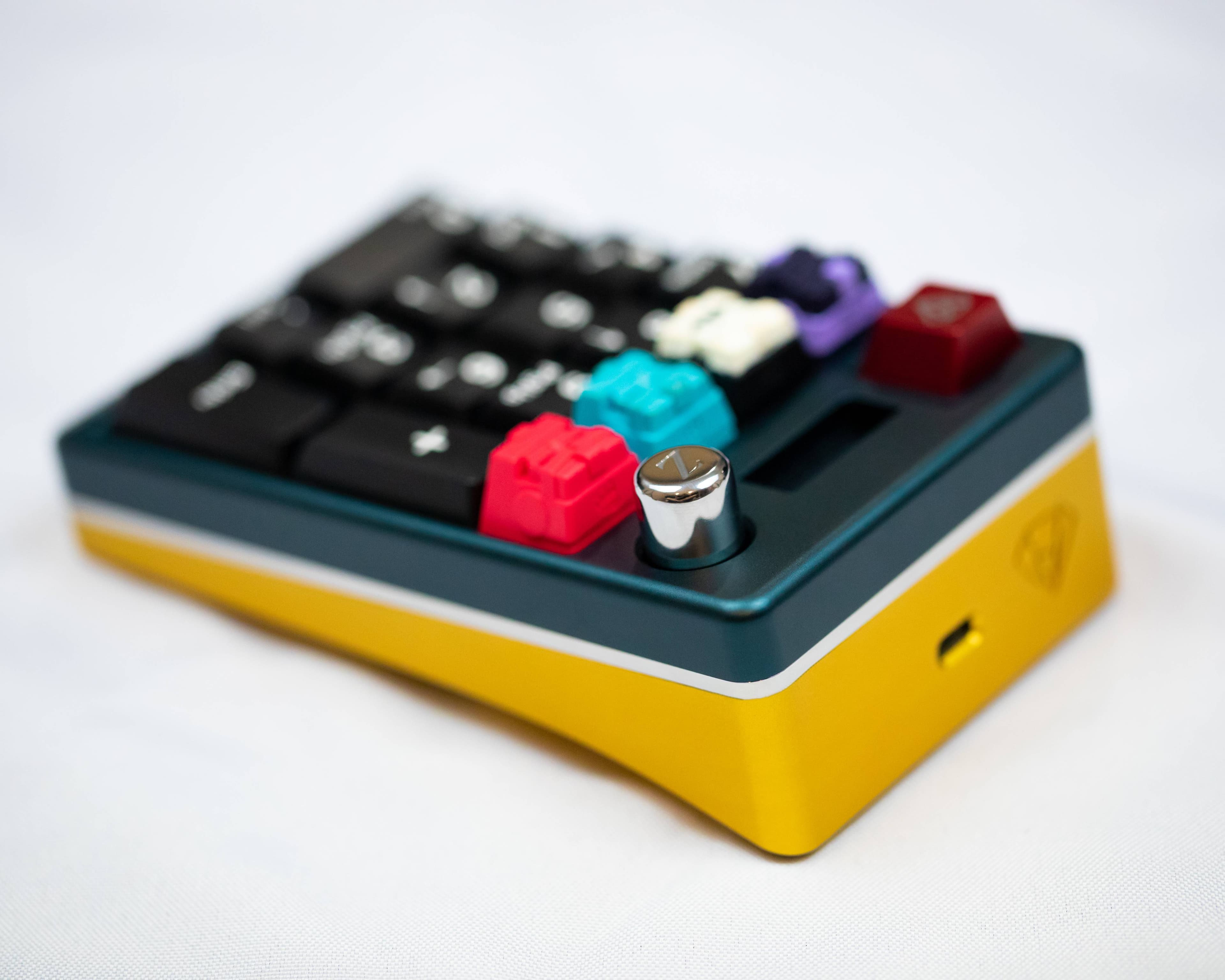 ZEUS Wireless TKL - New Badge and Deskmat Collab! image 16