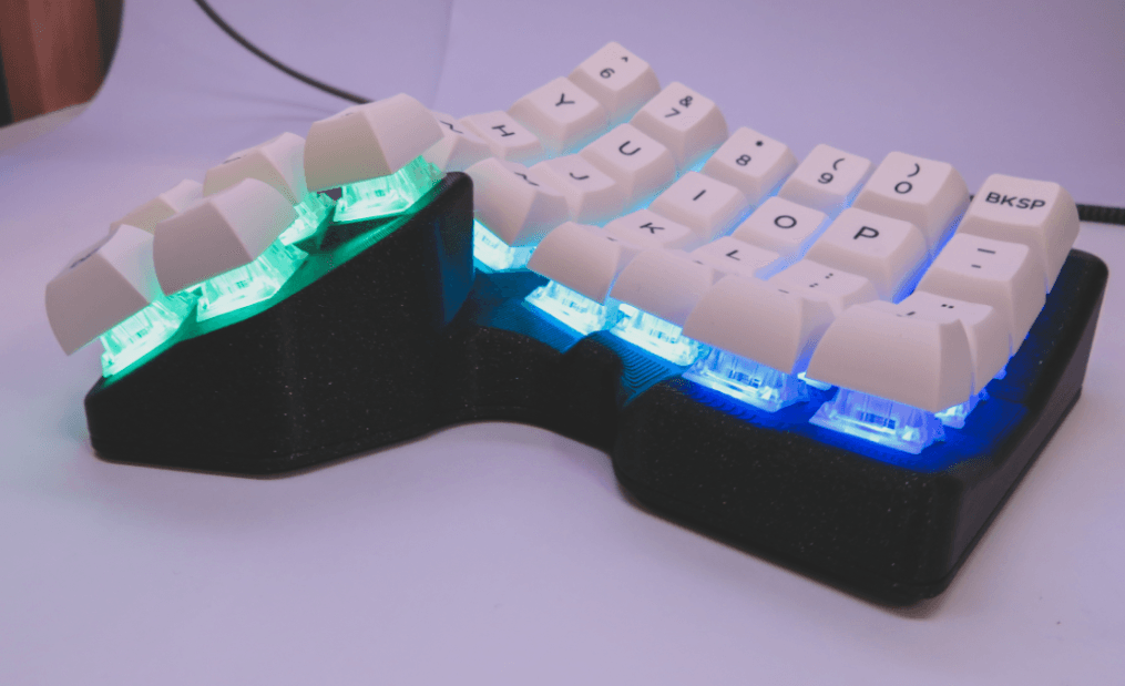 Scylla - a modern, compact ergonomic split keyboard image 4