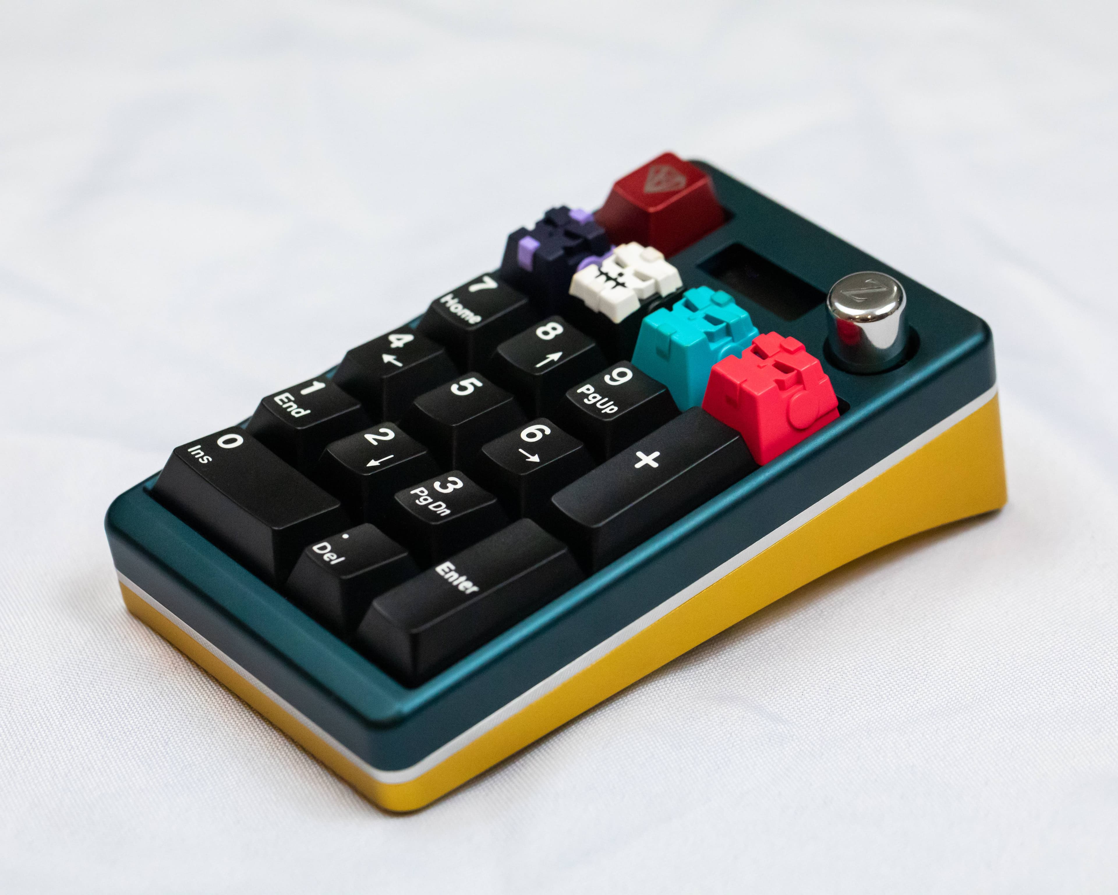 ZEUS Wireless TKL - New Badge and Deskmat Collab! image 15