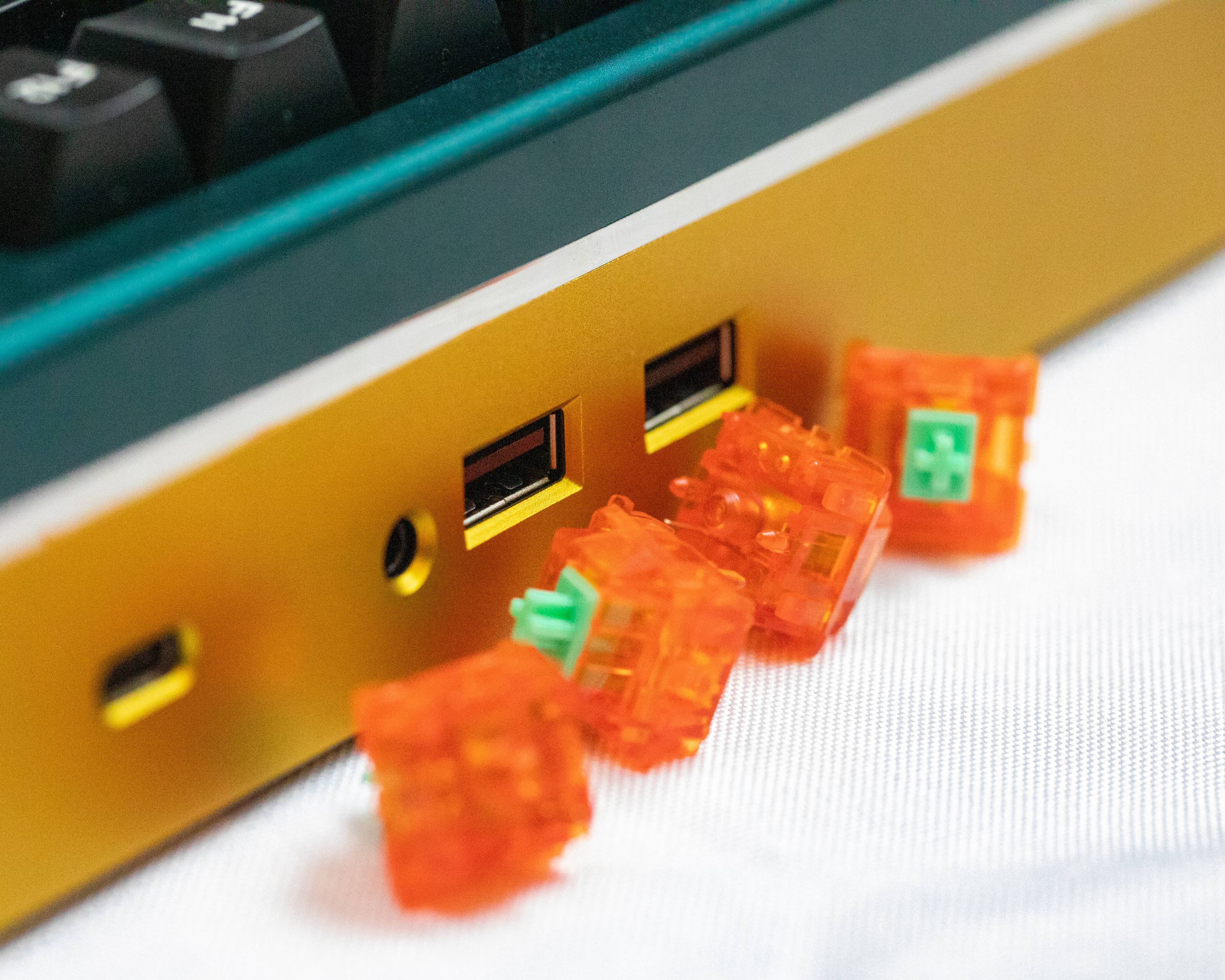 ZEUS Wireless TKL - New Badge and Deskmat Collab! image 6