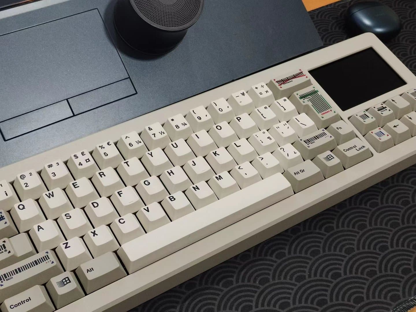 S65/80 V2 Keyboard with 3.5-inch IPS Screen R2 GB IS LIVE image 2