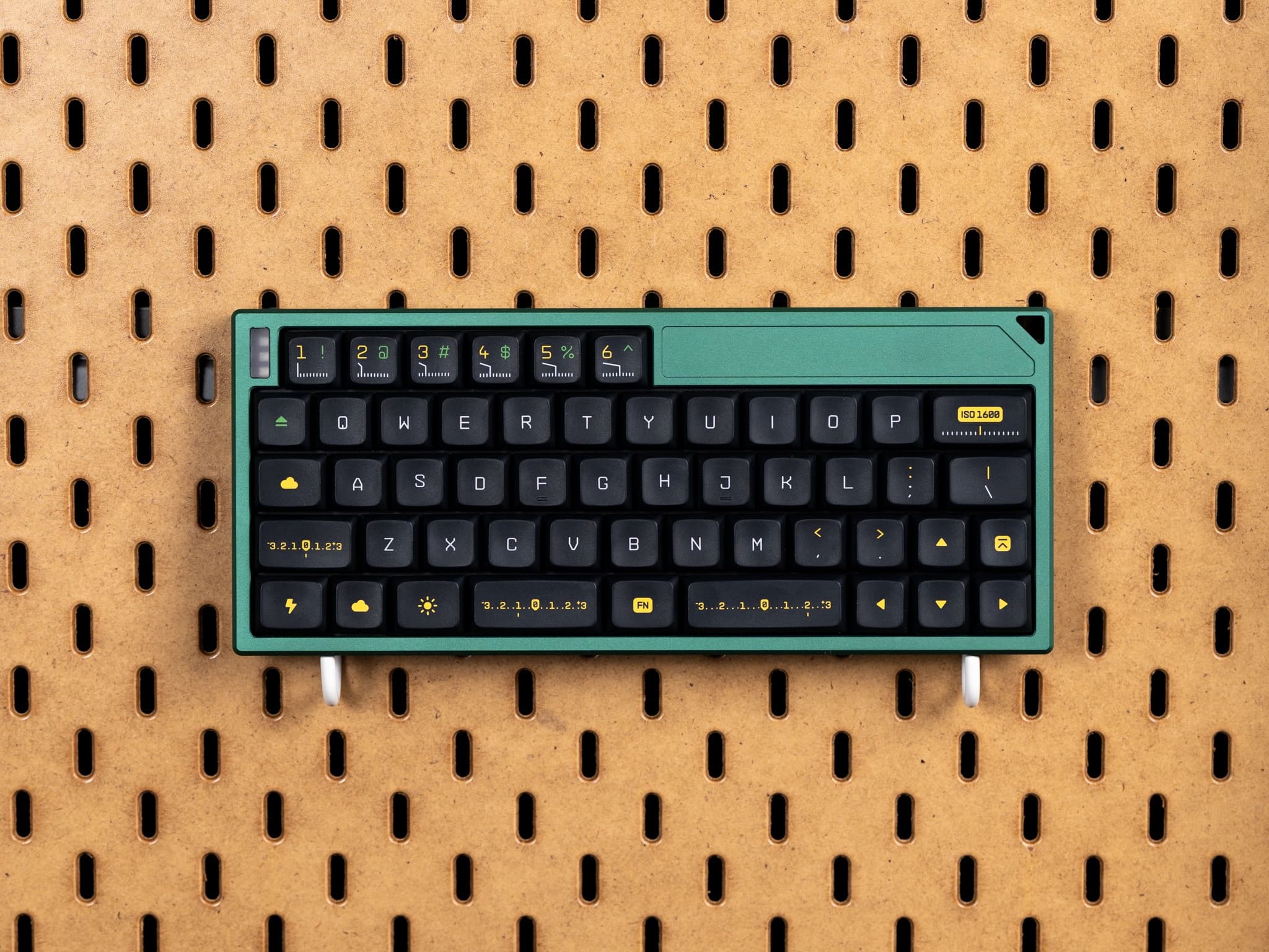 The Bullet Train - a Low Profile Wireless V4N4G0N layout board