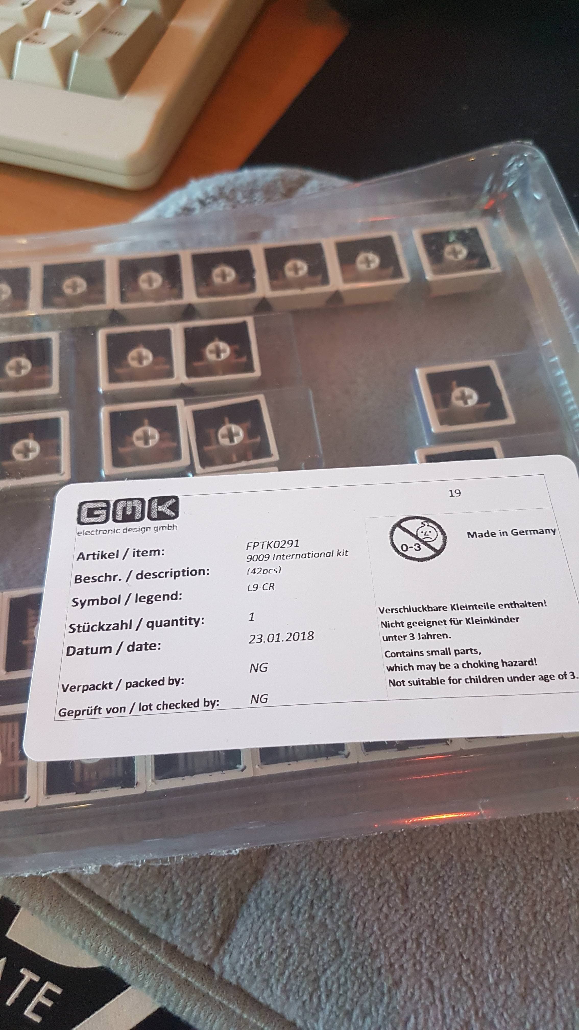 GMK 9009, Classic Retro/Beige International Kit - shipping image 6