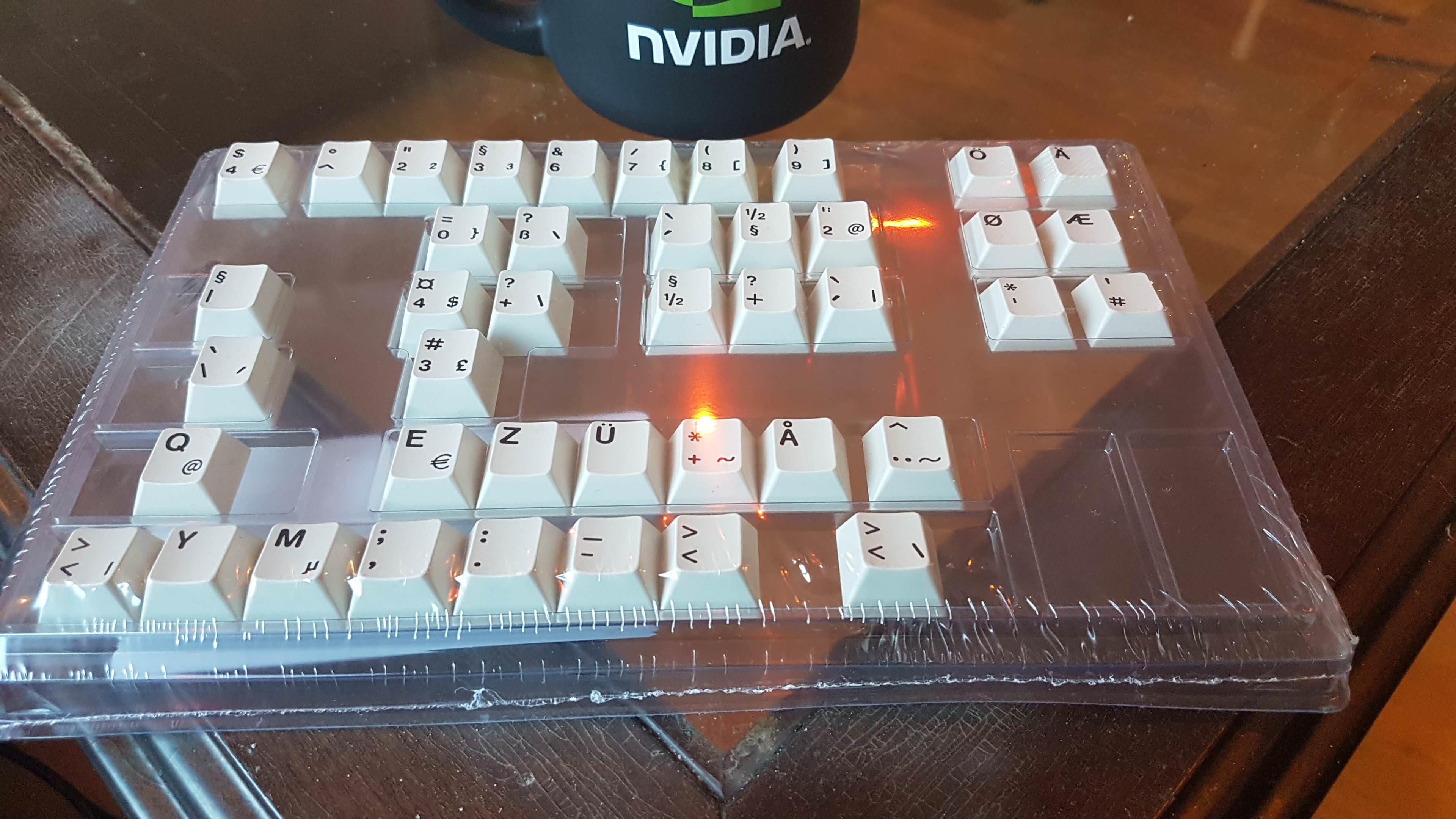 GMK 9009, Classic Retro/Beige International Kit - shipping image 5